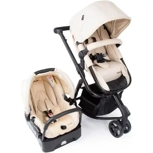 O Travel System Mobi Trio da Safety 1st é um conjunto completo de carrinho e bebê conforto com estrutura leve de alumínio, assento reversível e reclinável, moisés, bebê conforto com segurança para uso em aviões e base para carro. Ideal para recém-nascidos até 15kg. Acompanha kit banho e fraldas. Aprovado pelo INMETRO e com garantia de 2 anos.