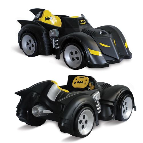 O "Carro do Batman Elétrico 6V Bandeirante Preto" é um brinquedo movido por uma bateria recarregável de 6V e acompanha um carregador automático compatível com voltagens de 127V e 220V.