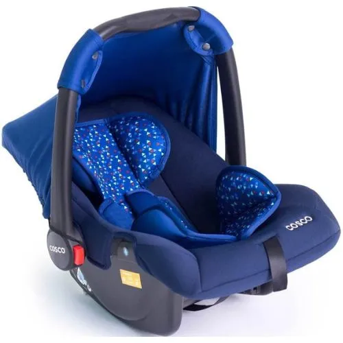 Bebê Conforto Wizz da Cosco em azul, com almofadas redutoras acolchoadas, cinto de segurança de 3 pontos e capota removível. O produto possui estrutura leve e cinco modos de uso, incluindo fixo, balanço e transporte. A imagem destaca sua funcionalidade para recém-nascidos e a facilidade de instalação em carrinhos e automóveis.