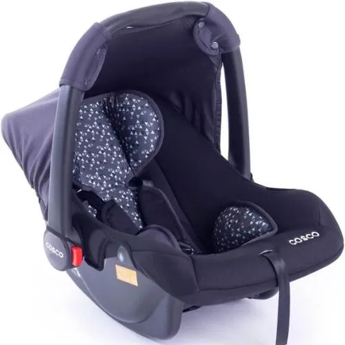 Bebê Conforto Wizz da Cosco em preto, com almofadas redutoras acolchoadas, cinto de segurança de 3 pontos e capota removível. O produto possui estrutura leve e cinco modos de uso, incluindo fixo, balanço e transporte. A imagem destaca sua funcionalidade para recém-nascidos e a facilidade de instalação em carrinhos e automóveis.