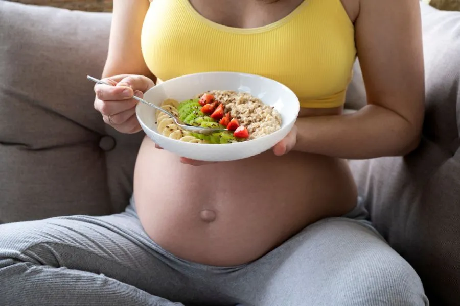 Mulher se alimentando durante sua gravidez