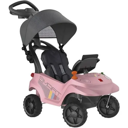 Carrinho de passeio infantil "Smart Baby Comfort" da marca Bandeirante, na cor rosa, com assento acolchoado e reclinável em três posições, cinto de segurança de três pontos, capota articulável e removível, piso retrátil para conversão entre modos de passeio e passo-a-passo, rodas em E.V.A. com giro de 360° nas rodas dianteiras, e suporte para garrafa, mamadeira ou squeeze.