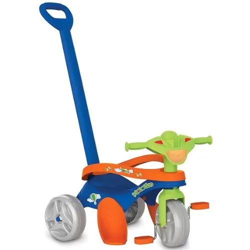 Triciclo infantil Bandeirante Mototico Passeio & Pedal, nas cores azul, laranja e verde. Mede 76 cm de altura, 50,5 cm de largura e 91 cm de profundidade. Possui cercado de proteção e apoio para os pés, ambos removíveis, além de uma haste traseira para que um adulto possa conduzir. Estrutura em plástico resistente, adequado para crianças a partir de 12 meses, com capacidade para até 19 kg. Design seguro com assento anatômico e altura ideal para fácil acesso da criança.