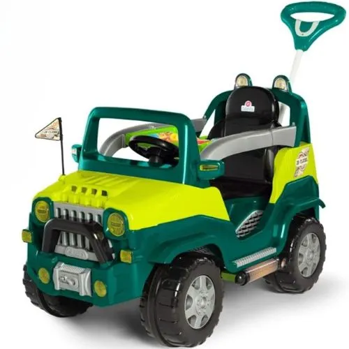 Carrinho infantil Calesita Diipi na cor verde, com design off-road. Possui pedal, apoio de pés removível, cinto de segurança e rodas com borracha para evitar derrapagens. Inclui aro protetor, haste com suporte para bolsa e painel interativo com peças em relevo e sons. Medidas: 99 x 59 x 68 cm, peso máximo recomendado de 30 kg. Indicado para passeios e diversão segura para crianças.