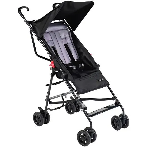 Carrinho de Bebê Cosco Kids Keep, cor preta. Um carrinho leve e compacto, ideal para passeios e viagens com bebês de até 15 kg. Conta com um fechamento prático no estilo guarda-chuva, facilitando o transporte e armazenamento. Possui assento reclinável em duas posições, cinto de segurança de 5 pontos ajustável em duas alturas e capota removível para proteção contra o sol. Estrutura reforçada, rodas duplas com controle de movimento nas dianteiras e freios nas traseiras, oferecendo estabilidade e segurança.