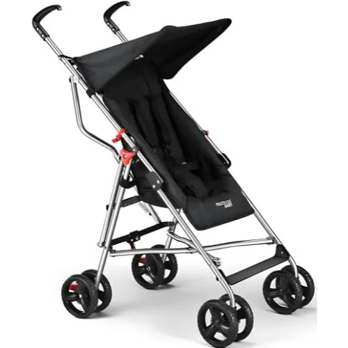 Carrinho Guarda-Chuva Pocket Multikids Baby BB327, na cor preta, projetado para bebês de 6 meses até 15 kg. Possui estrutura leve e resistente de alumínio, fechamento tipo guarda-chuva para fácil transporte e armazenamento, cinto de segurança de 5 pontos e encosto ajustável em duas posições (berço e vertical). Inclui capota removível para proteção solar e rodas duplas com sistema giratório que proporcionam estabilidade. Ideal para pais que buscam praticidade e conforto em passeios com o bebê.