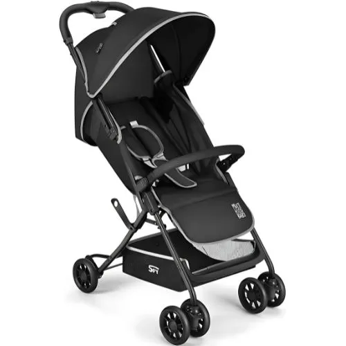 Carrinho de bebê compacto modelo Spy da marca Multikids Baby, na cor preta, indicado para crianças de 0 a 15 kg. É leve, fácil de transportar e ocupa pouco espaço quando fechado. Conta com encosto reclinável em várias posições, cinto de segurança de 5 pontos com ajuste em 3 alturas, e rodas duplas giratórias na frente para maior mobilidade em diferentes terrenos. Estrutura em alumínio, projetado para conforto e praticidade durante passeios.