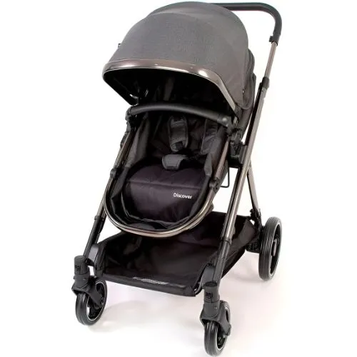 Conjunto Travel System Discover Trio da Safety 1st, com design moderno em cinza cromado. O sistema inclui um carrinho leve de alumínio com assento reversível, capota ajustável com proteção UV50+, e um bebê conforto com base Isofix para instalação segura no carro. Ideal para recém-nascidos até 15 kg, oferecendo conforto e praticidade para os pais.