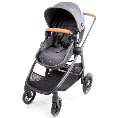 Carrinho de bebê Travel System Anna³ da Maxi-Cosi, modelo 2 em 1, com assento reversível para modo moisés ou passeio. Possui fechamento prático com uma só mão, suspensão nas 4 rodas, capota UV 50+ com visor para ventilação, e cesto XXL para até 10 kg de itens. Inclui adaptadores para bebês conforto Maxi-Cosi e mosquiteiro. Cinto de segurança de 5 pontos e colchonete para recém-nascidos incluídos. Design compacto e fácil manuseio com uma mão só.