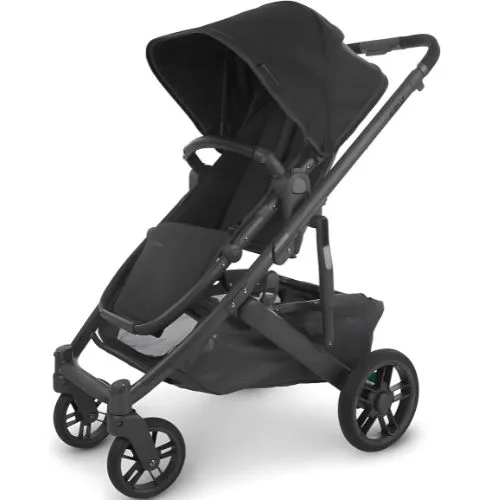 Carrinho de bebê UPPAbaby Cruz V2, cor preta. Design compacto e versátil com assento reversível, ideal desde o nascimento. Inclui dossel extensível com proteção FPS 50+, suspensão traseira dupla patenteada, e compatível com adaptadores para assentos de carro Maxi-Cosi, Nuna e Cybex.