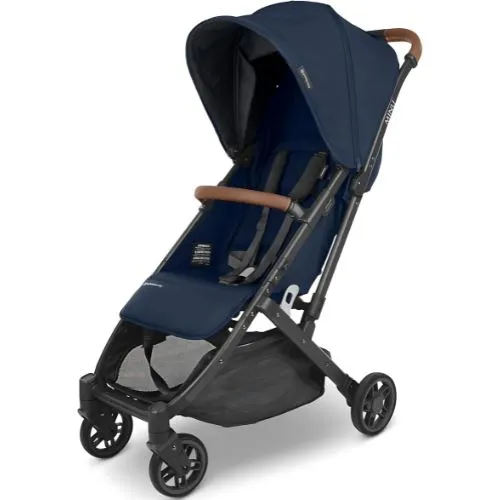 Carrinho de bebê UPPAbaby Minu V2, leve e portátil, dobrável com uma mão, inclui alça de ombro e barra de couro. Cor azul marinho com moldura de carbono e detalhes em couro de sela.