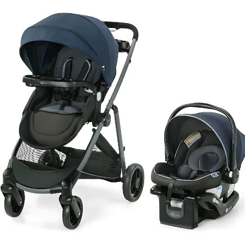 Imagem de um carrinho de passeio azul da Graco, com bebê conforto incluso. Possui assento reclinável, capota retrátil, bandeja removível para criança e pais, e cesto espaçoso. Ideal para bebês desde o nascimento até 15kg. Compacto e seguro, inclui tecnologia ProtectPlus para segurança em colisões.