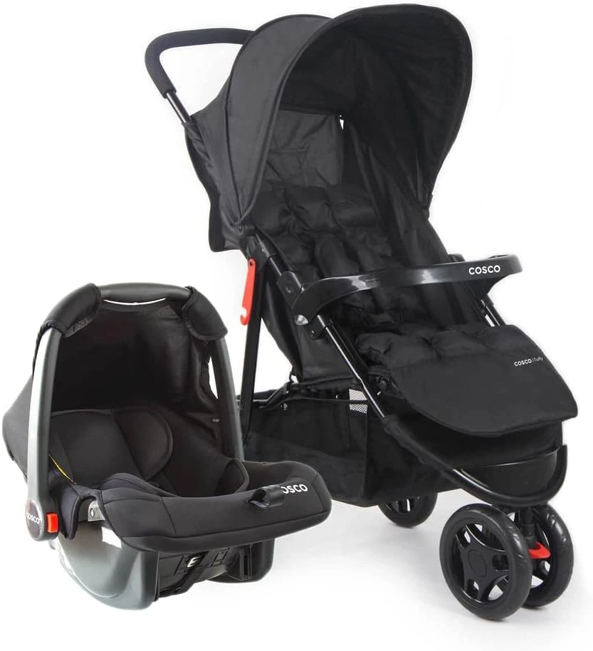 Carrinho Travel System Cosco preto com bebê conforto.